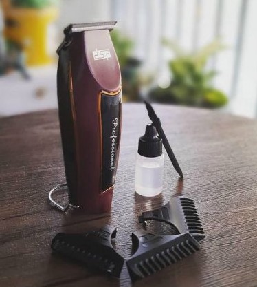 تیغه های برشی این محصول نمونه ای از استیل پیشرفته و مقاوم است. خاصیت ضد زنگ دارد و در مقابل آب و رطوبت با دوام است. تیغه ها خود خاصیت خود تیز شوندگی دارند. تیغه خط زنی دارد. اصلاح در اندازه 0 میلی متر را نیز به انجام می رساند. بعد از هر بار استفاده از دستگاه، آن را تمیز نمایید تا با تجمع آلودگی آسیبی پیدا نکند. 3 عدد شانه نیز همراه با محصول ارائه می شود. این شانه ها برای اصلاح موهای بلند سر و ریش به کار می روند. توسط آن ها کوتاهی مو در اندازه های مختلف رقم می خورد. این سه شانه دارای سه شماره 1، 2 و 3 می باشند. شانه ها روی سر دستگاه، قسمت تیغه های اصلی نصب می شوند. روی بدنه، دکمه ای برای خاموش و روشن کردن قرار داده اند. پس از اتصال به برق و شارژ شدن، زدن این دکمه می تواند سبب راه اندازی دستگاه مربوطه شود. در پایین بدنه، یک حلقه فلزی قرار گرفته است. این حلقه در هنگام کار با محصول تا و جمع می شود. ولی در هنگام خاموشی و بیکاری، توسط این حلقه، آن را آویز می نمایند. به عنوان پایه ای برای دستگاه نیز هست. هم دیگر یک جای مشخص دارد و هم فضایی را اشغال نمی کند. در هنگام نیاز به راحتی می توانید از آن استفاده نمایید.