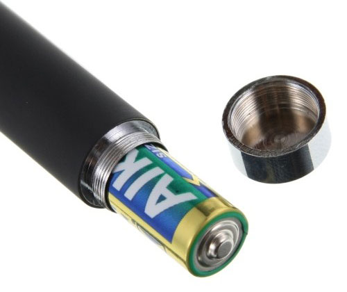 لیزر سبز خودکاری از دو عدد باتری نیم قلمی که درون لیزر جای می گیرند، تغذیه می کند.