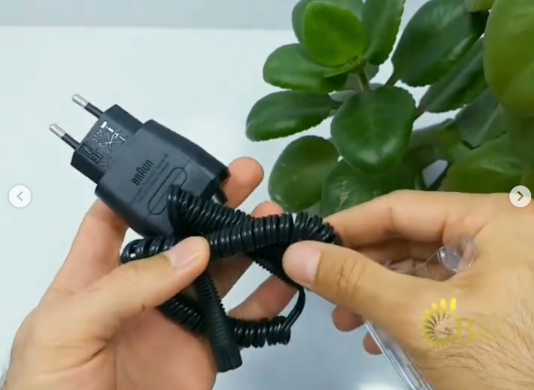 اقلام درون جعبه‌ی ماشین اصلاح صورت براون مدل BRAUN Shaver 320S-4
